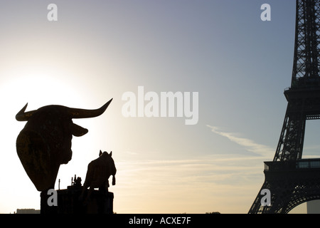 Silhouette de la statue "Taureau et Daim' - 'Bull et Deer' - par Paul Jouve et 'Chevaux et Chien' - 'Les chevaux et chien' - Paris Banque D'Images