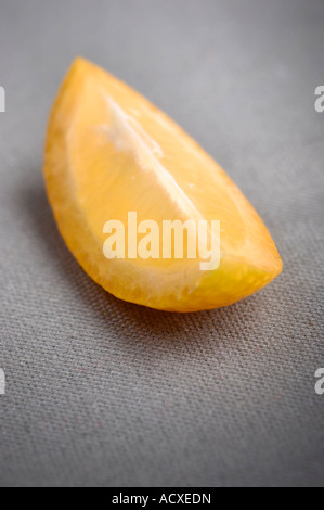 Tranches de kumquats - Citrus Fortunella sur un fond en tissu gris Banque D'Images