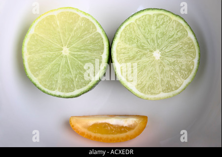 Arrangement de fruits avec Lime (Citrus Aurantifolia latifolia) et Kumquat (Citrus Fortunella) faite pour ressembler à un visage Banque D'Images