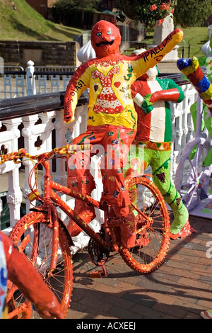 Papier-Mache Mannequins réalisés par des écoliers de Tonbridge, UK pour célébrer le Tour de France 2007 en passant par la ville Banque D'Images