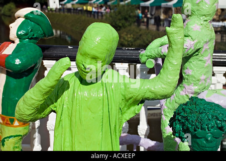 Papier-Mache Mannequins réalisés par des écoliers de Tonbridge, UK pour célébrer le Tour de France 2007 en passant par la ville Banque D'Images