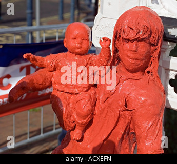 Papier-Mache Mannequins réalisés par des écoliers de Tonbridge, UK pour célébrer le Tour de France 2007 en passant par la ville Banque D'Images