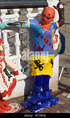 Papier-Mache Mannequins réalisés par des écoliers de Tonbridge, UK pour célébrer le Tour de France 2007 en passant par la ville Banque D'Images