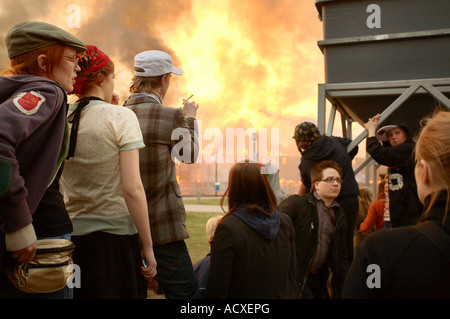 Les gens qui regardent brûler vieux entrepôts de fer près de la gare principale, Helsinki, Finlande, l'UE Banque D'Images
