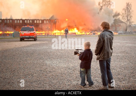 Un enfant l'enregistrement de l'incendie de vieux entrepôts de fer près de la gare principale, Helsinki, Finlande, l'UE Banque D'Images