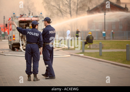 L'observation de la police d'extinction d'incendie des entrepôts de chemin de fer près de la gare principale, Helsinki, Finlande, l'UE Banque D'Images