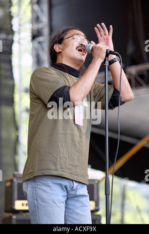 Un chanteur d'effectuer sur une scène à World Village Festival à Kaisaniemi, Helsinki, Finlande, l'UE Banque D'Images