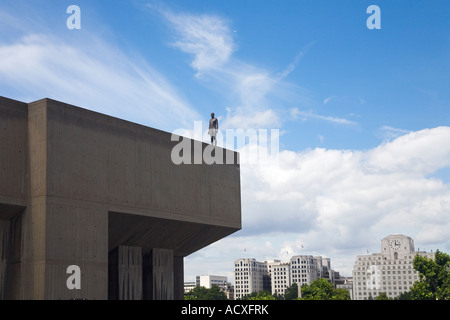 Antony Gormley sculpture figure sur Southbank building à vers l'horizon des événements Exposition Centre Shell Banque D'Images