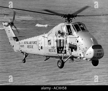 Wessex aérien maritime de sauvetage par hélicoptère à partir de 1980 s en vol au dessus de la mer à Flamborough North Yorkshire Banque D'Images