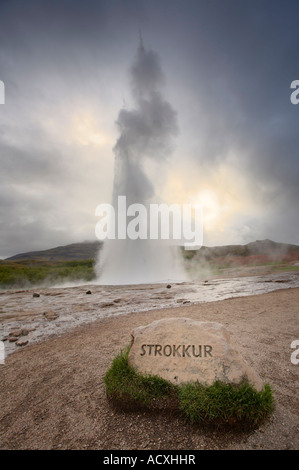 L'éruption du geyser Strokkur contre un coucher de soleil à l'Islande, de Haukadalur Banque D'Images