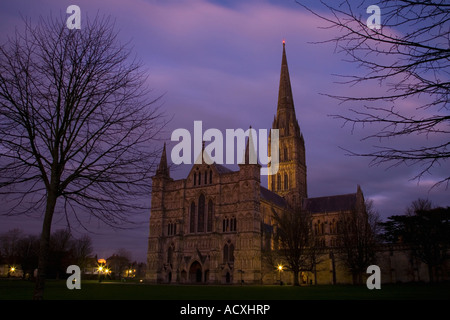 La cathédrale de Salisbury illuminée par des projecteurs extérieurs en hiver Wiltshire England UK Royaume-Uni GB Grande-bretagne British Banque D'Images