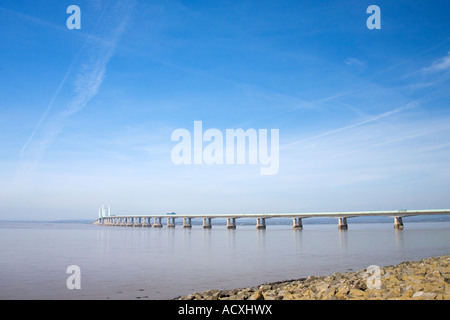 Nouveau pont sur la rivière Severn estuaire du Severn qui divise l'Angleterre de galles le jour de printemps ensoleillé avec ciel bleu Gloucester Banque D'Images