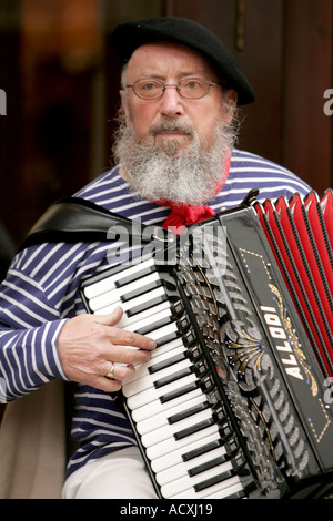 Français Français icône ensemble homme hommes Market Hotel Reigate Surrey UK Angleterre accordéon guitare basse divertir ente Banque D'Images