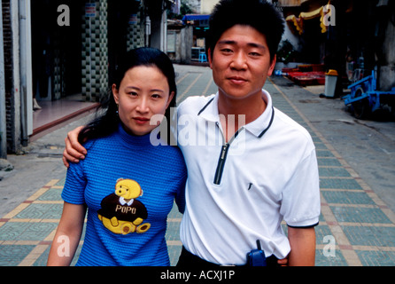 Jeune chinoise l'homme et de la femme sur l'île de Gulangyu province du Fujian, Chine Banque D'Images