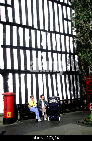 Deux femmes s'assit sur un banc de la pram Stratford sur Avon angleterre Banque D'Images