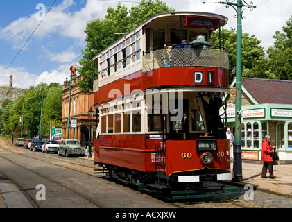 Tramway rouge à Crich Tramway Museum près de Matlock Derbyshire en Angleterre Banque D'Images