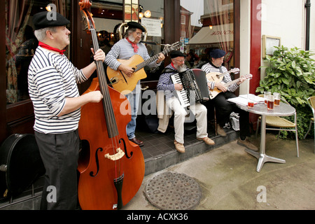 Français Français icône ensemble homme hommes Market Hotel Reigate Surrey UK Angleterre accordéon guitare basse divertir ente Banque D'Images