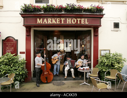 Français Français icône ensemble homme hommes Market Hotel Reigate Surrey UK Angleterre accordéon guitare basse divertir ente Banque D'Images