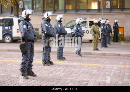 Les agents de police en tenue de démonstration à l'ASEM, Helsinki, Finlande, l'UE Banque D'Images