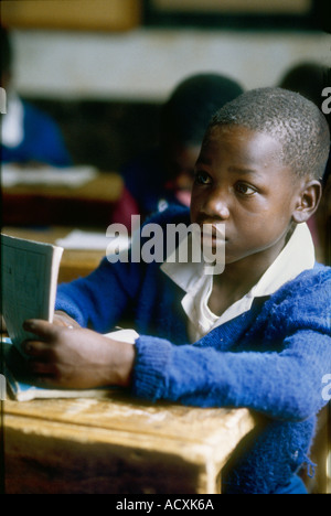 Petit garçon à l'école Kericho Kenya Banque D'Images
