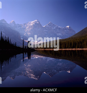 Le lac Moraine, parc national Banff, Rocheuses canadiennes, l'Alberta, Canada - Vallée des Dix-Pics Banque D'Images