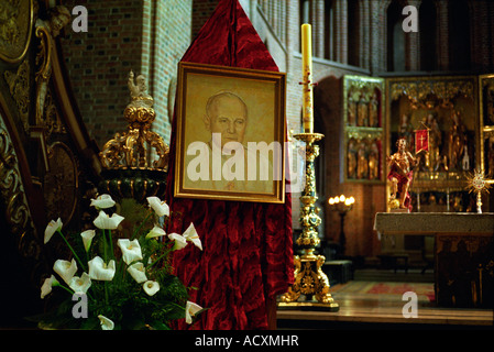 La photo du Pape Jean Paul II dans une église le jour de sa mort, la Pologne Banque D'Images