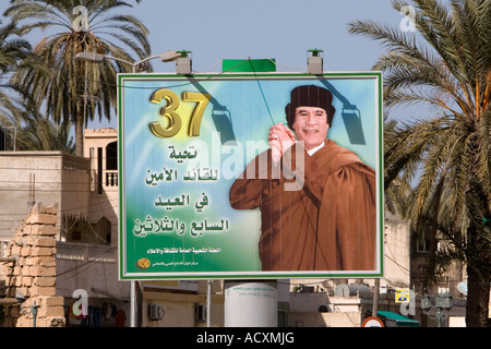 Tajoura, Libye. Qadhafi Marquage Panneau 37e anniversaire de la Révolution Banque D'Images