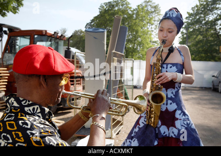 Deux interprètes brouilleurs à coulisses à la fête du Village, Kaisaniemi, Helsinki, Finlande, l'UE Banque D'Images