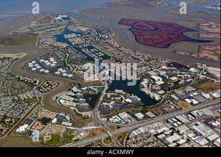 Vue aérienne au-dessus de Redwood Shores, en Californie, à côté de la baie de San Francisco Banque D'Images