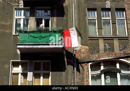 Drapeau polonais avec ruban noir sur un balcon après le décès du pape Jean Paul II, Poznan, Pologne Banque D'Images