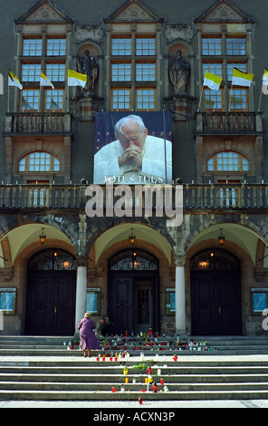 Photo du Pape Jean Paul II sur le bâtiment principal de l'université de Poznan, Pologne Banque D'Images