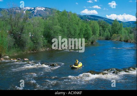 La kayakiste en bateau sur la rivière Yampa ducky Steamboat ski area Mt Werner de Steamboat Springs, CO USA Banque D'Images