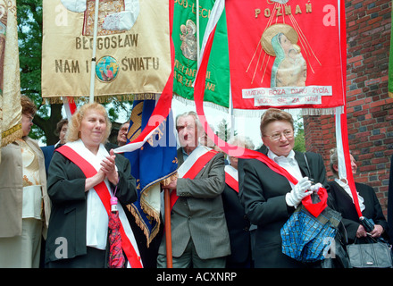 Les personnes âgées avec des bannières de l'église à la procession du Corpus Christi à Poznan, Pologne Banque D'Images