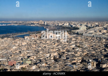 Tripoli (Libye). La médina (vieille ville) en premier plan. Banque D'Images