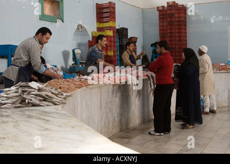 Tripoli (Libye). Marché aux poissons, Rashid Street. Femme portant Abaya Banque D'Images