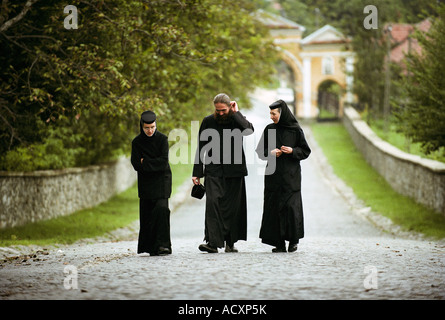 Un prêtre et de deux religieuses au monastère de Horezu Horezu (Dorna), Roumanie Banque D'Images