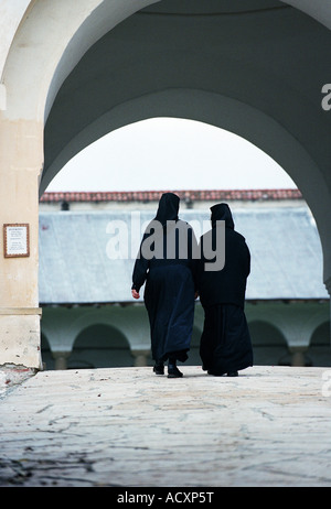 Deux religieuses au monastère de Horezu (Manastirea Horezu, Roumanie) Banque D'Images