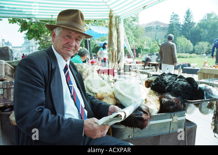 Vieil homme élégamment vêtu de vendre à un marché aux puces à Sofia, Bulgarie Banque D'Images