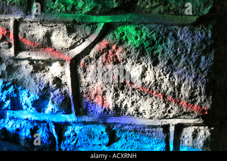Mur à St John the Baptist Church Biddisham Somerset éclairée par la lumière du soleil qui brillait à travers un vitrail Banque D'Images
