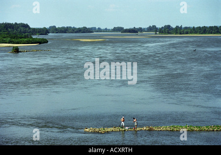 Deux pêcheurs à la Vistule, Pologne Banque D'Images