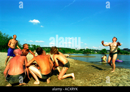Les jeunes hommes jouer au volley sur une plage de la rivière Vistule, Pologne Banque D'Images