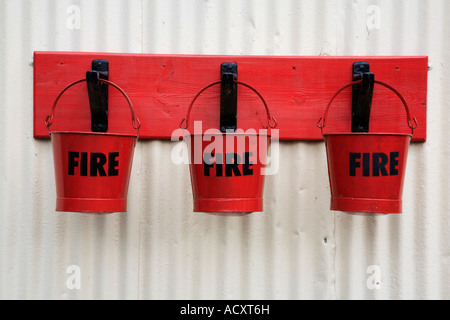 Seaux d'incendie à Llanfair Caereinion station sur l'Welshpool Llanfair Light Railway Juin 2007 Banque D'Images