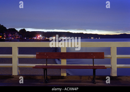 Banc vide sur la jetée de Sopot, Pologne, au coucher du soleil Banque D'Images