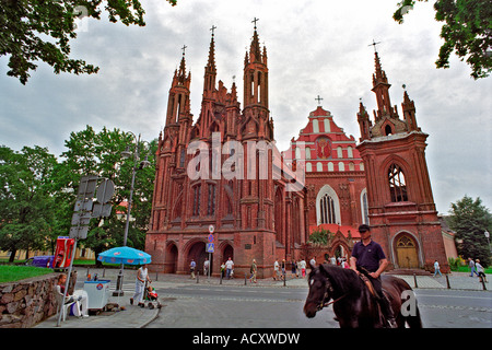 St Anne's Church et l'église de la Bernardine Monastère, Vilnius, Lituanie Banque D'Images