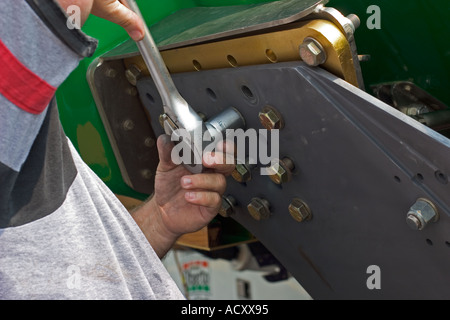 Équipe travaille sur la réparation des bateaux pendant la coupe d'or des courses d'Hydroplane sur la rivière Detroit Banque D'Images