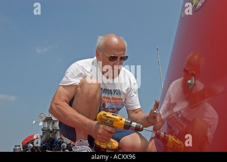 Équipe travaille sur la réparation des bateaux pendant la coupe d'or des courses d'Hydroplane sur la rivière Detroit Banque D'Images