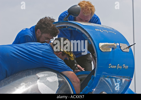 Équipe travaille sur la réparation des bateaux pendant la coupe d'or des courses d'Hydroplane sur la rivière Detroit Banque D'Images