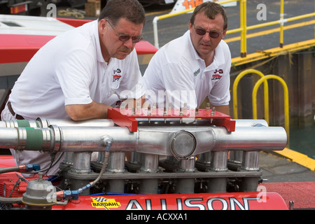 Équipe travaille sur la réparation des bateaux pendant la coupe d'or des courses d'Hydroplane sur la rivière Detroit Banque D'Images