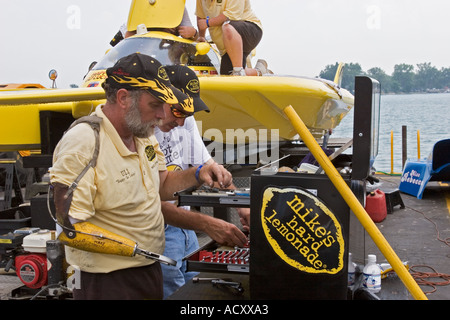 Équipe travaille sur la réparation des bateaux pendant la coupe d'or des courses d'Hydroplane sur la rivière Detroit Banque D'Images