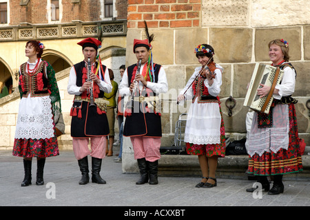 Folklore polonais groupe jouant sur la place du marché principale de Cracovie, Pologne Banque D'Images